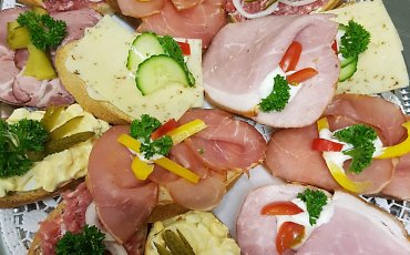 Catering: Lieferung von Fleish- und Käseplatten für Ihr Buffet